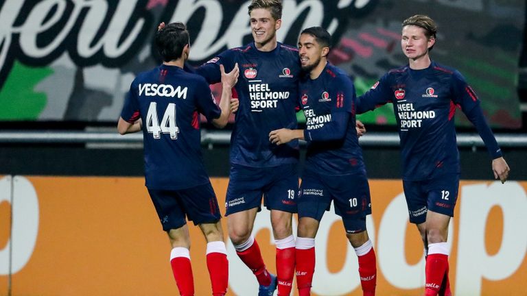 Jelle Goselink (2e van l.) viert de snelle openingstreffer van Helmond Sport (Foto: Orange Pictures). 