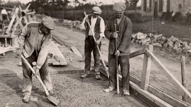 Aanleg betonweg Geffen (1927) (foto: Heijmans).