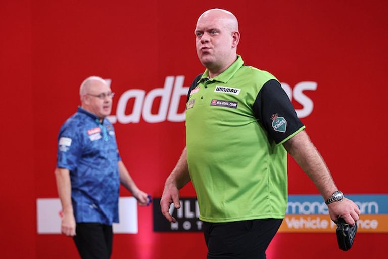 Michael van Gerwen zal niet met een al te fijn  gevoel afreizen naar het WK darts (foto: PDC).