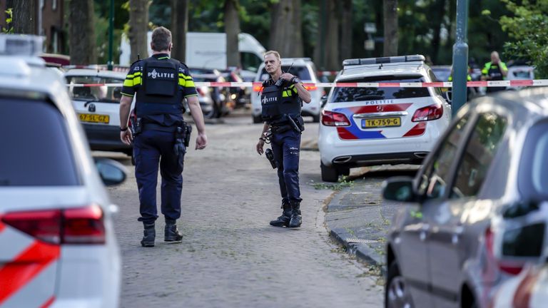 De schietpartij in de Karel Doormanstraat vond zaterdagavond rond negen uur plaats (foto: Marcel van Dorst/SQ Vision).