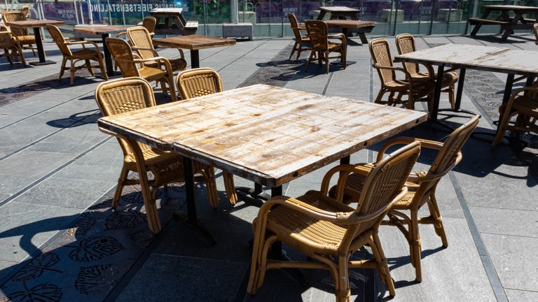 Coronaproof terras in Tilburg. (Foto: Gijs Franken)