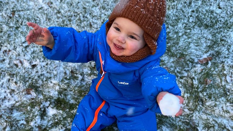 Dit kind maakte zaterdag voor het eerst sneeuw mee, wat een feest!