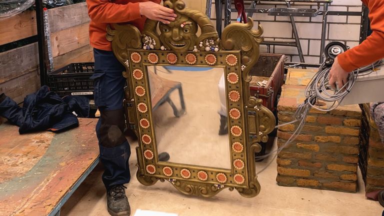 Een van de weinige originele eerste voorwerpen is de spiegel van Sneeuwwitje (foto: Megan Hanegraaf).