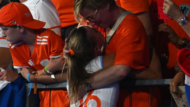 Joosje Burg na het winnen van de gouden medaille met het Nederlands vrouwenhockeyteam (foto: ANP 2024/Arun Sankar AFP).