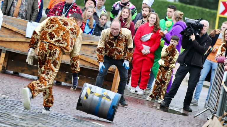 Roeptoetgat-verslaggever Noël in actie tijdens het NK Fustenrollen (foto: Karel ten Haaf).