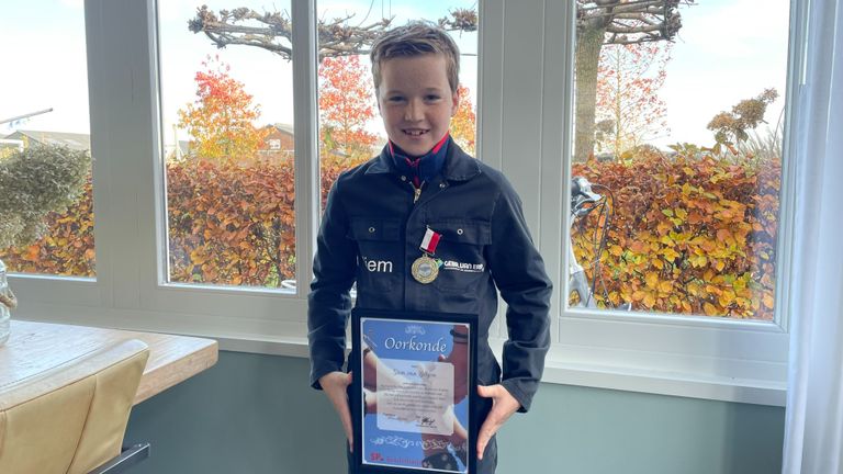 Siem (10) kreeg een SP kinderlintje omdat hij zijn buren helpt bij hun paardenbedrijf (foto: Megan Hanegraaf).