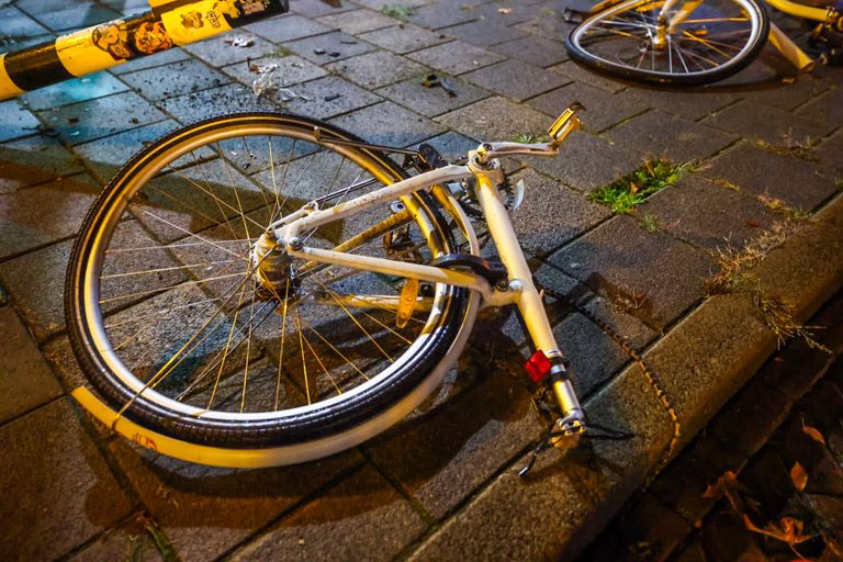 De fiets brak bij de aanrijding in de Karel de Grotelaan in Eindhoven in tweeën (foto: Dave Hendriks/SQ Vision).