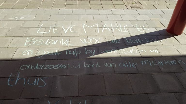 Boodschappen op het schoolplein (foto: Annemiek Lucassen).