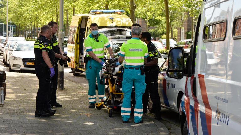 De verdachte is naar een ziekenhuis gebracht (foto: Perry Roovers/SQ Vision).