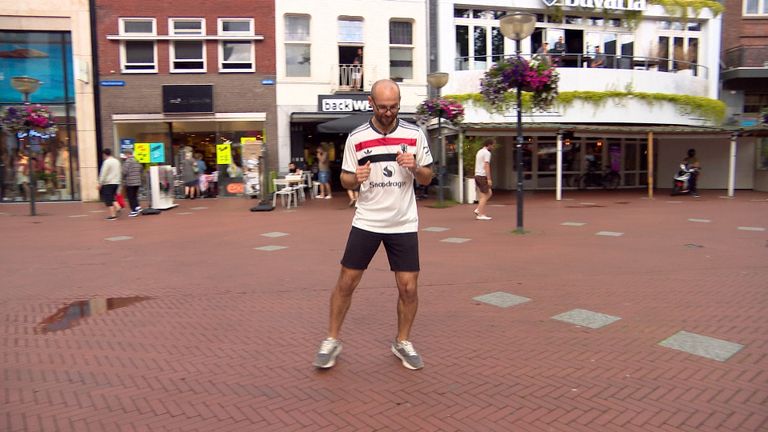 Jason beoefent Snollebollekes links rechts. 