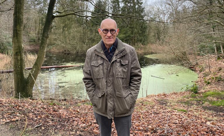 Frater Broeder Huitema bij de vijver aan de rand van het landgoed. De vijver is in de jaren dertig met kruiwagens door Huitema's voorgangers uitgegraven. Negen jaar hebben ze erover gedaan (foto: Omroep Brabant).