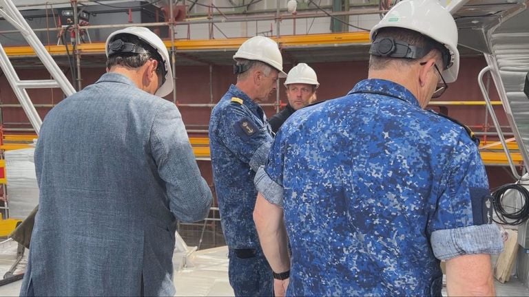 Boudewijn Boots tijdens een werkbezoek in een scheepswerf (foto: Tom Berkers).