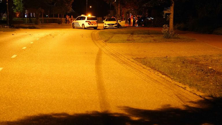 De auto liet in Soerendonk een remspoor van tientallen meters achter (foto: SQ Vision).