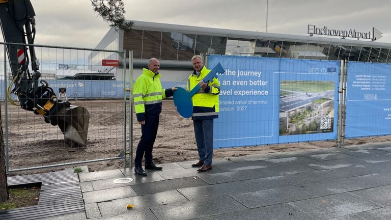 Ton Hillen (rechts) van Heijmans ontvangt de sleutel van luchthavendirecteur Roel Hellemons (links). Foto: Rogier van Son