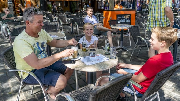 Eindelijk kan er weer genoten worden van een drankje op het terras (foto: Marcel van Dorst/SQ Vision).