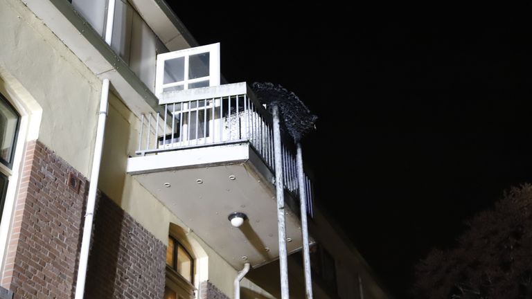 De bewoner van het huis in Langenboom bracht het brandende matras snel naar het balkon waar het werd geblust (foto: SK-Media).