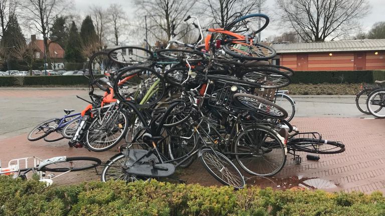 Een berg fietsen bij het station in Best (foto: Facebook).