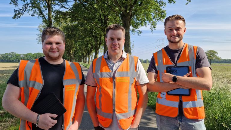 Het team van de Bomenbank in Mill is deze weken op zoek naar de eikenprocessierups (foto: Tom Berkers).