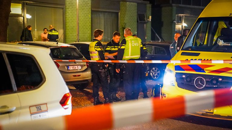 De politie onderzoekt wat er precies is voorgevallen op de Otterstraat in Eindhoven (foto: Sem van Rijssel/SQ Vision).