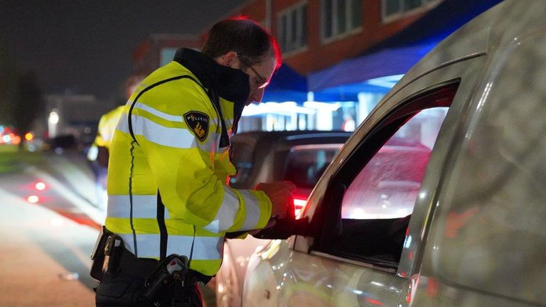 Zo'n 110 automobilisten werden door de politie gecontroleerd (foto: Bart Meesters).