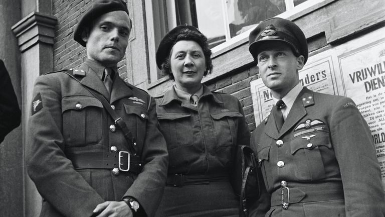 Adjudanten Peter Tazelaar (links) Rie Stokvis en Erik Hazelhoff Roelfzema, 2 mei 1945 Breda(foto: NA)