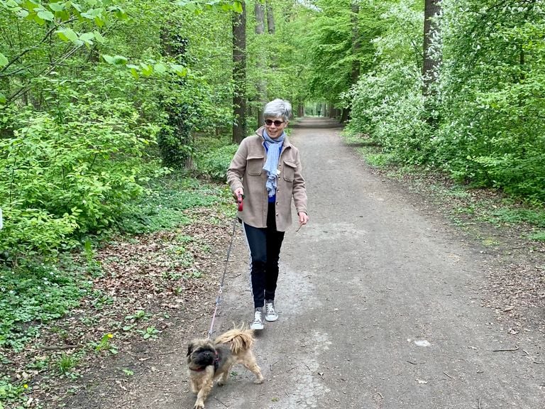 Baande van Andel met hondje Joy (foto: Julia Kanters)  