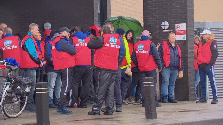 Actievoerders vanochtend bij het distributiecentrum van Albert Heijn in Tilburg.