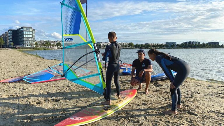 De Olmpische Spelen zorgt voor meer aanwas voor surfscholen (foto: Erik Peeters).