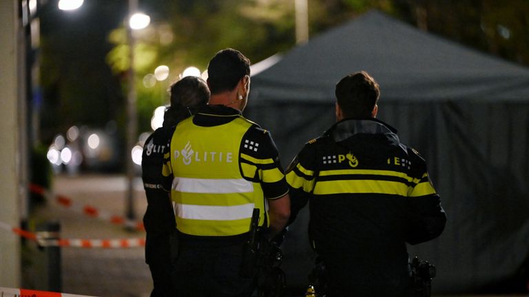 Na de steekpartij in Tilburg werd een donkere tent opgezet op de Zuid-Oosterstraat in Tilburg (foto: Toby de Kort/SQ Vision).