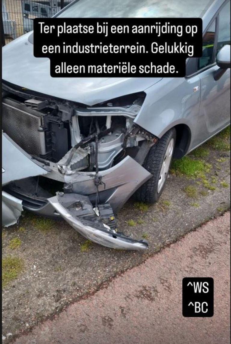 De auto raakte bij de botsing in Geertruidenberg zwaar beschadigd (foto: Instagram wijkagenten Geertruidenberg).