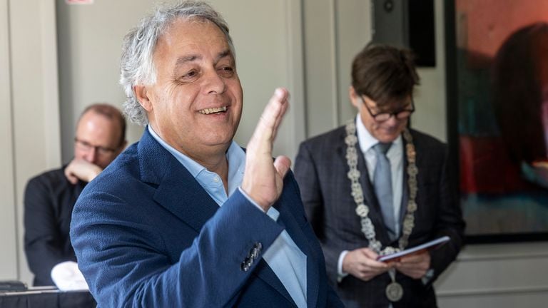 Aad Ouborg, met rechts van zich burgemeester Paul Depla van de gemeente Breda (foto: Jorgen Janssens).