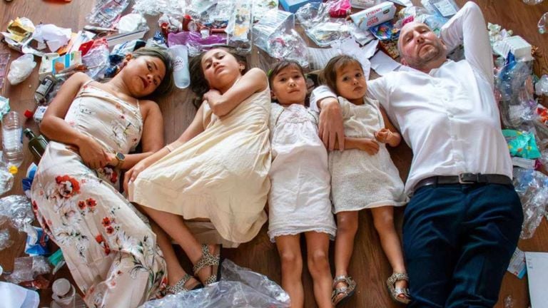 Daan samen met zijn kinderen op de foto voor de foto-expositie 