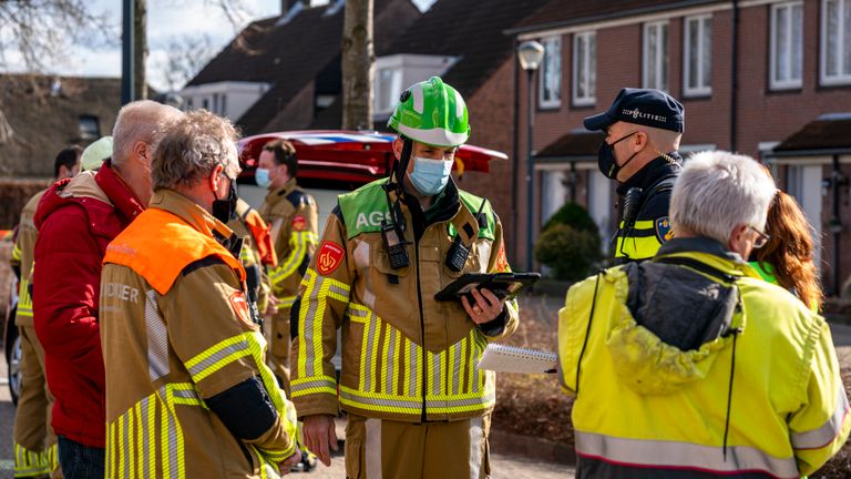 De brandweer had veel werk aan de breuk in de gasleiding. (Foto: Marcel van Dorst/SQ Vision)