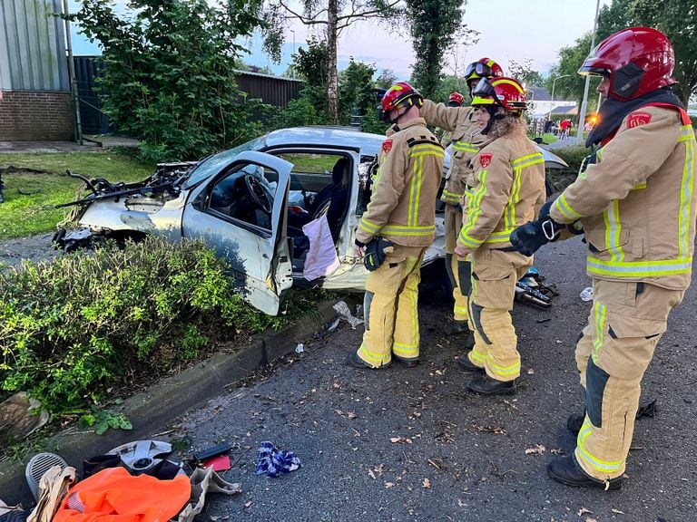 De bestuurder van de auto is na de crash in Someren naar een ziekenhuis gebracht (foto: Harrie Grijseels/SQ Vision).