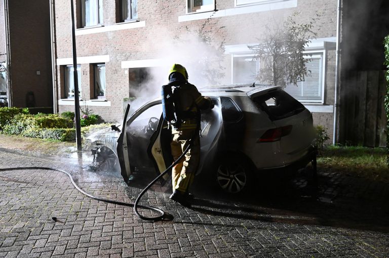 De brandweer bluste de auto aan de Ripaertsbeemd in Breda (foto: Perry Roovers/SQ Vision).