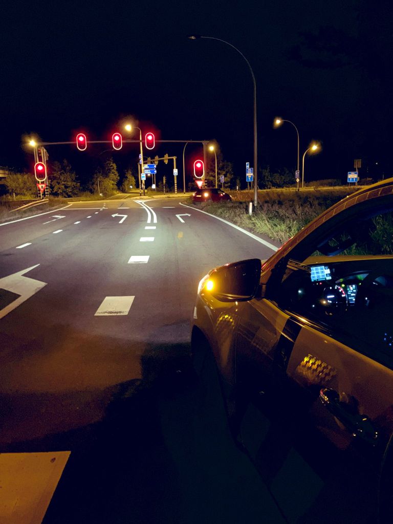 De auto strandde in Asten voor de stoplichten naar de A67 (foto: X/Weginspecteur Robert).