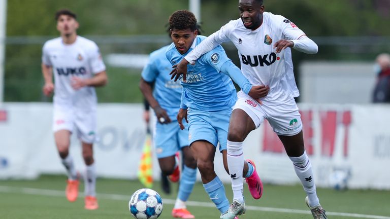 Shurandy Sambo (l. Jong PSV) in duel met Van Velzen (Foto: Orange Pictures).