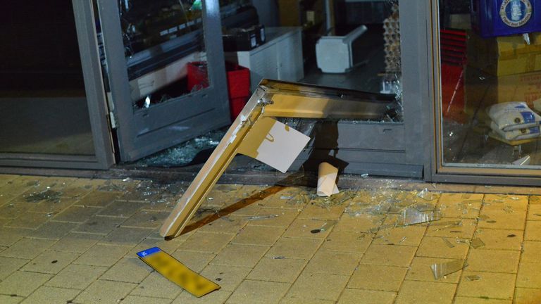 De automobilist zou twee keer zijn ingereden op de pui van Toko Kai in Breda (foto: Perry Roovers/SQ Vision).