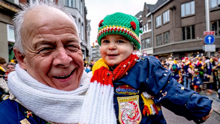 Jong en oud viert het feest in Oeteldonk (foto: EYE4images).