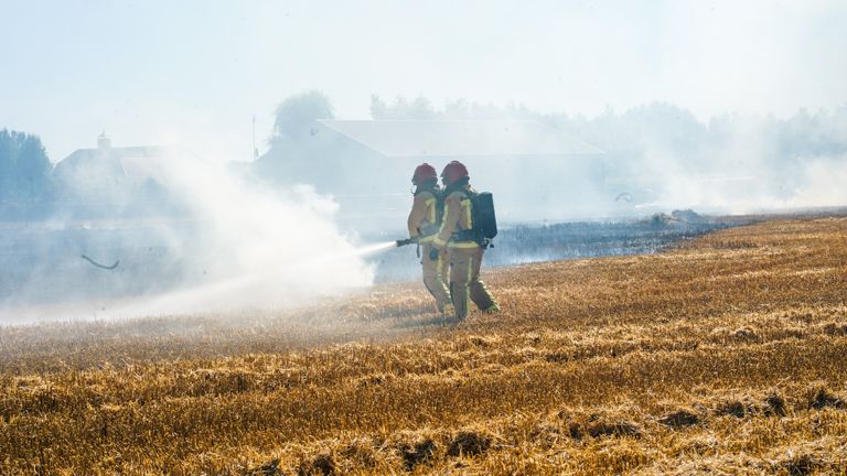 Bij de brand in Reusel kwam veel rook vrij (foto: Dave Hendriks-SQ Vision).