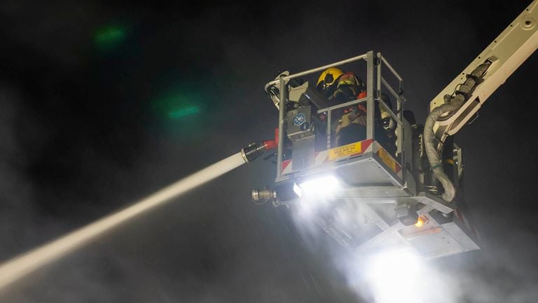 Bij het bestrijden van de brand in Geffen werd onder meer een hoogwerker ingezet (foto: Gabor Heeres/SQ Vision).