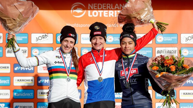 Lucinda Brand, Marianne Vos en Cylin del Carmen Alvarado op het podium van het NK veldrijden. (foto: ANP / Bas Czerwinski).