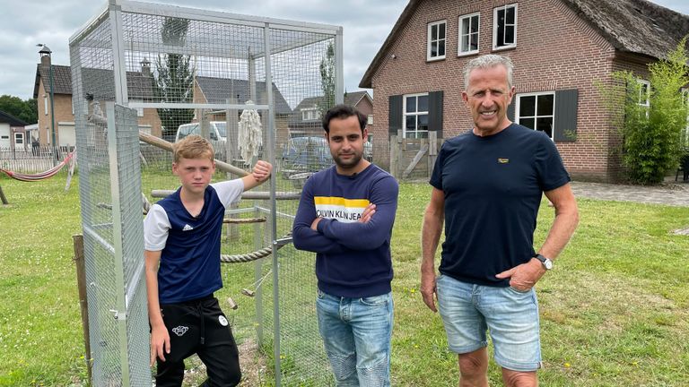 Bink, Yony en Luuk bij de lege kooi van papegaai Zazu (foto: Megan Hanegraaf).