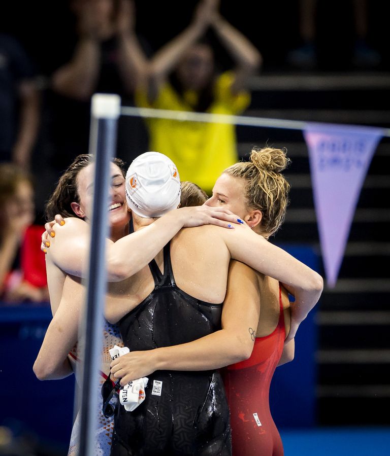 Tessa Giele, Maaike de Waard, Marrit Steenbergen en Tes Schouten na afloop van de finale op het onderdeel 4x100m wissel (foto: ANP 2024/Koen van Weel).