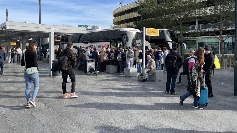 Drukte bij de bussen op Eindhoven Airport (foto: René van Hoof).