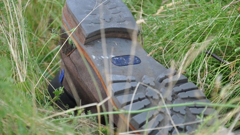 De weginspecteur haalt 'gevaarlijke' schoenen zo snel mogelijk weg.