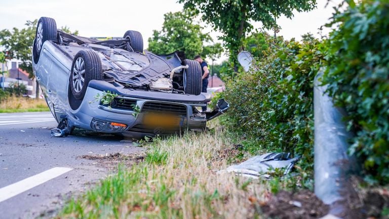 De auto die in Asten een lantaarnpaal ramde (foto: Dave Hendriks/SQ Vision).