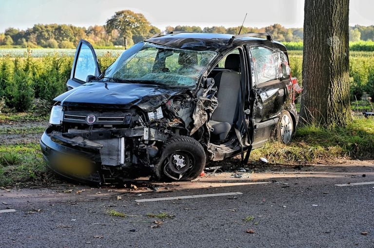 Automobilist zwaargewond na ongeluk (foto: Toby de Kort/SQ Vision).