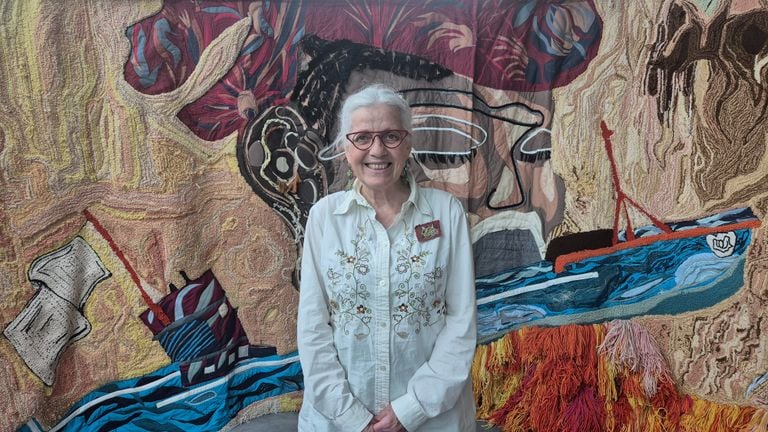 Maritée Onderdenwijngaard (68) is een van de makers van het wandkleed (foto: Collin Beijk).