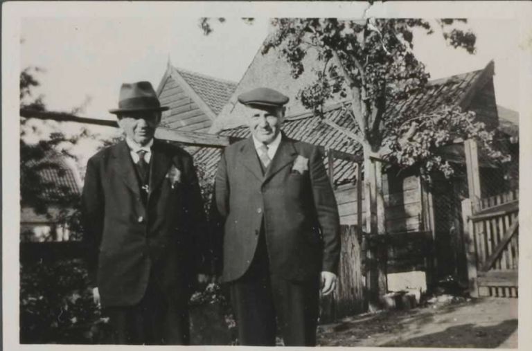 Abraham en Hartog Benjamins met Jodenster in Woudrichem 1942 (foto NIOD)